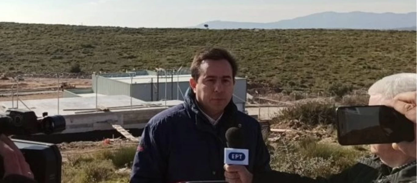 «Βράζουν» τα νησιά: Νέες αποδοκιμασίες κατά του Ν.Μηταράκη στη Σάμο - Οι αλλοδαποί αποβιβάζονται από μόνοι τους (βίντεο)